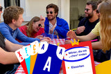 Mehrere Freunde, die sich bei dem Kartenspiel Crack List amüsieren