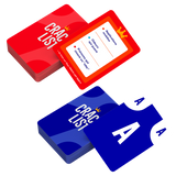 Deux paquets de cartes de couleur rouge et bleus du jeu de société Crack List